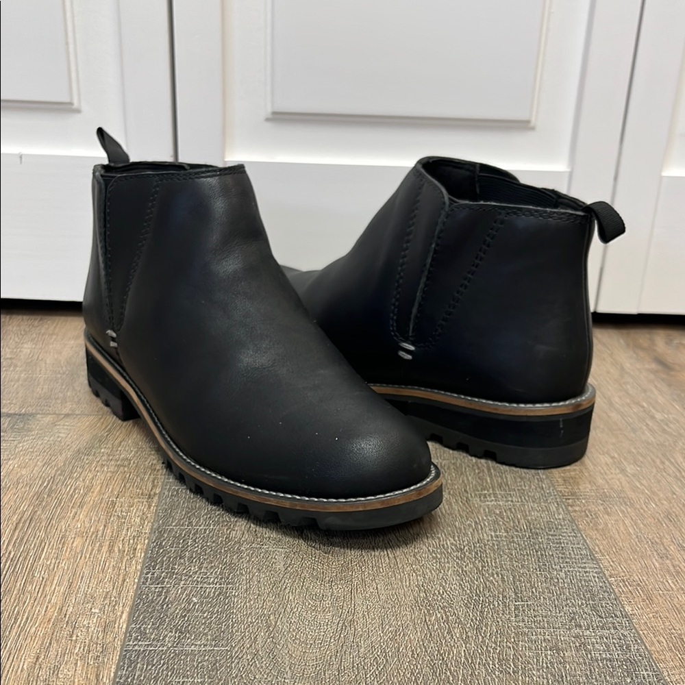 Kodiak Black Leather Chukka Boots with Lug Sole